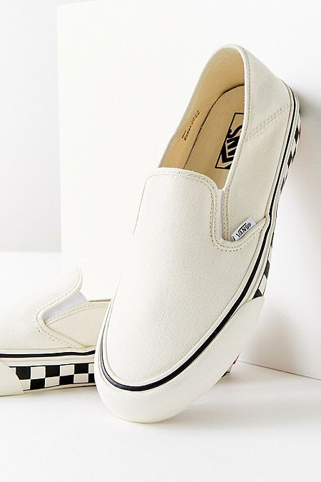 Outfits With Vans, Sneakers Vans, Vans White, Minimalist Shoes, Vans Slip On, Trending Sneakers, Trendy Sneakers, Leather Shoes Woman, Vans Sneakers