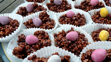 Chocolate Rice Krispie Cakes - Fun Kids - the UK's children's radio station Chocolate Rice Krispie Cakes, Chocolate Rice Crispy Cakes, Krispie Cakes, Cornflake Cakes, Rice Crispy Cake, Cornflake Cake, Childminding Ideas, Chocolate Rice Crispy, Sweet Slices