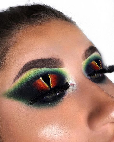 Dragon Eye Makeup Halloween, Dragon Queen Makeup, Eye Makeup Ideas Colorful, Dragon Halloween Makeup, Fun Halloween Makeup Looks, Dragon Makeup Halloween, Dragon Eye Makeup, Dragon Makeup Look, Dragon From Shrek