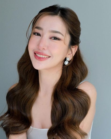 Minimalist Makeup Asian, Korean Makeup Bridal, Asian Wedding Hairstyles Half Up, Korean Wedding Makeup Look, Hair Do Bridesmaid, Korean Look Makeup, Bridal Hair Asian, Soft Makeup Look For Wedding, Korean Hairdo