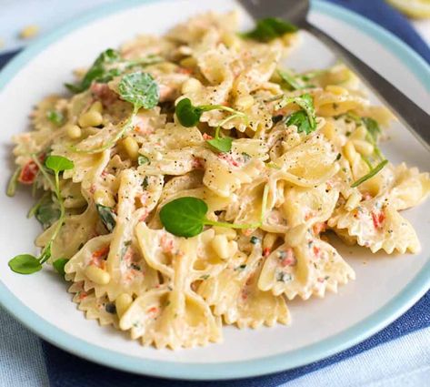 9 High-Protein Pasta Dinners Under 400 Calories | SELF High Calorie Pasta, High Protein Pasta Recipes, 400 Calorie Dinner, Protein Pasta Recipes, Meals Under 400 Calories, Low Calorie Pasta, Meatless Meals Healthy, Vegetarian Eating, Pasta Calories