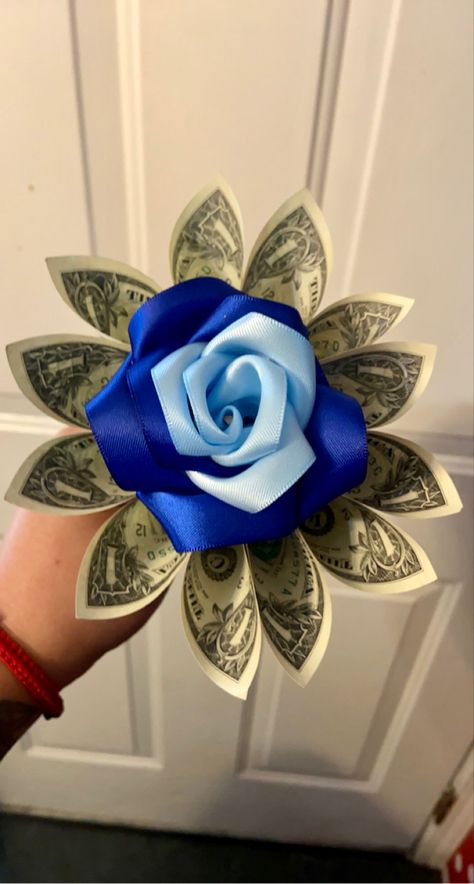 Small Money Bouquet, Money Crown, Bouquet With Ribbon, Money Bouquets, Money Birthday Cake, Mums Homecoming Pink, Mums Homecoming Ideas, Wrapping Money, Graduation Leis Diy