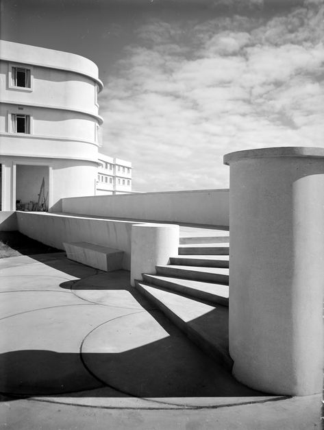 Dell & Wainwright, 1933. Architectural Press Archive / RIBA Collections Midland Hotel, Archi Design, Architecture Images, Classical Architecture, Vintage Cameras, Black And White Colour, Postmodernism, Exterior Design, Cameras