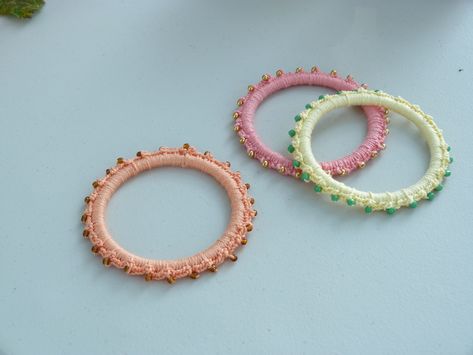 Crochet & Beads Bracelet: free how-to. Crochet Bangles, Wire Beading, Diy Wire Rings, Crochet Bracelets, Beaded Bangles, Curtain Ring, Crocheted Jewelry, Crochet Jewlery, Rings Diy