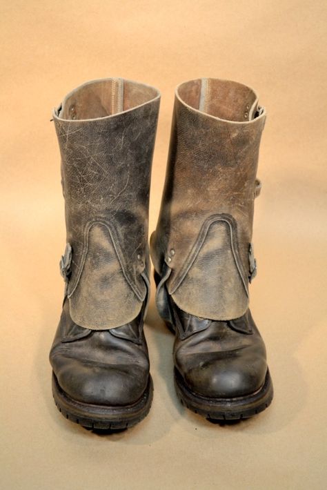 Distressed steam/dieselpunk spats/gaiters Star Wars Outfits, Trekking Shoes, Sewing Leather, Vintage Fits, Unique Shoes, Mens Leather, Designer Boots, Custom Shoes, Vintage Leather