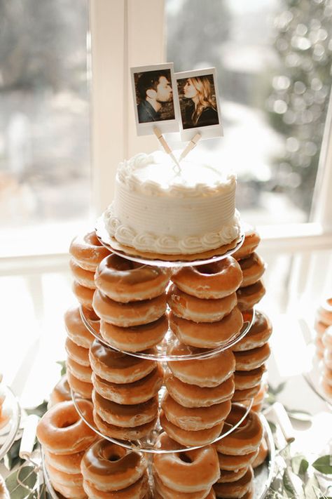 Unique Wedding Dessert Ideas, Doughnut Wedding Cake, Donut Wedding Cake, Donut Tower, Donut Display, Polaroid Wedding, Wedding Donuts, Creative Wedding Cakes, Donut Bar