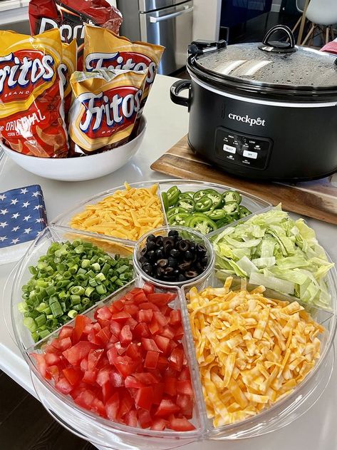 This lazy susan keeps the taco toppings on ice and fresh for hours. Christmas Taco Bar Ideas, Taco Charcuterie Board, Taco Charcuterie, Taco Toppings, Bowl Party Food, Charcuterie Inspiration, Taco Bar, Minced Meat, Food Recepie