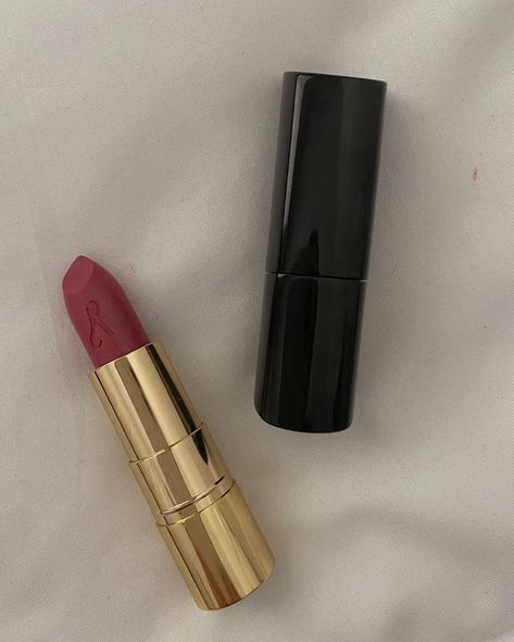 Artistry makeup • artistry makeup looks • lipstick • lip makeup • makeup on bed • makeup on bed aesthetic • white bedsheets • makeup on bedsheets • lipstick shades • lipstick colors • lipsticks • lipstick art • pink lipstick • pink lipstick makeup • pink lipstick aesthetic • clean girl makeup bag • it girl makeup bag • luxury makeup aesthetic • luxury makeup products • artistry • luxury makeup bag • black and gold lipstick • black and gold lipstick packaging • black and gold lipstick makeup • Lipstick Tube Aesthetic, Bed Aesthetic White, Pink Lipstick Aesthetic, Makeup Looks Lipstick, Luxury Makeup Aesthetic, Makeup Pink Lipstick, Luxury Makeup Products, It Girl Makeup, Lauren Blakely