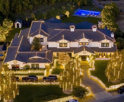 Kylie Jenner House, Calabasas Homes, Kardashian Home, Jenner House, Beverly Hills Houses, Famous Houses, Mega Mansions, Modern Mansion, Luxury Homes Dream Houses