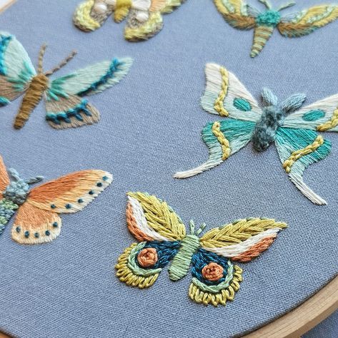 Wagon Wheel Embroidery Stitch, Embroidery Flowers Easy Simple, Beginner Embroidery Tutorial, Stitch Work Hand Embroidery, Embroidered Luna Moth, Camera Embroidery Pattern, Fairy Embroidery Patterns, Unique Embroidery Designs Ideas, Moth Embroidery Simple