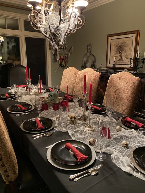 Goth Birthday Party Decorations, Vampire Dinner Party, Goth Weddings, Vampire Dinner, Vampire Birthday, Vampire Ball, Vampire Party, Modern Vampires, Halloween House Party