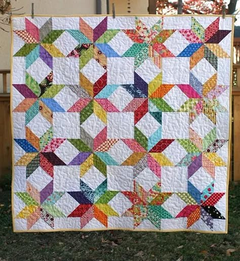 Triangle Quilt Pattern, Half Square Triangle Quilts, Flower Quilts, Triangle Square, Blog Art, Scrap Quilt Patterns, Flower Quilt, Quilt Festival, Quilt Block Tutorial