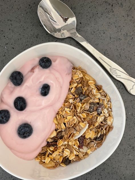 Muesli with yogurt Muesli And Yogurt, Yogurt Blueberries, Strawberry Yogurt, Pretty Food, Meal Ideas, Blueberries, Nom Nom, Healthy Snacks, Yogurt