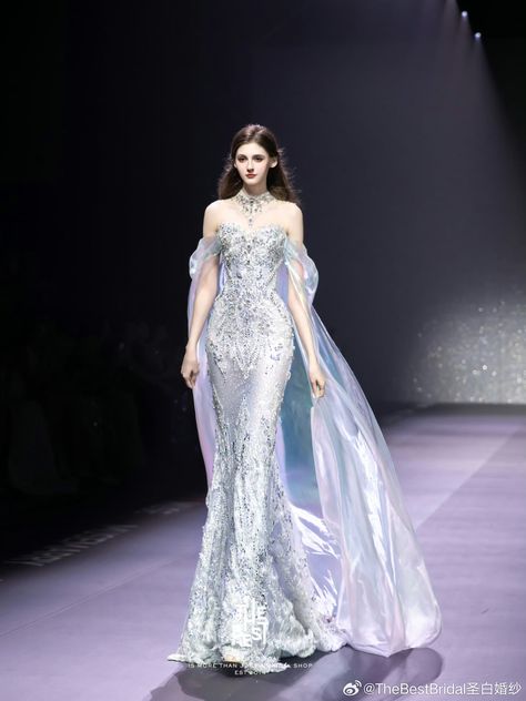 Runway Dresses Couture, Regal Dresses, Wedding Makeup Ideas, Dreamy Gowns, Simple Wedding Dress, Fancy Gowns, Fashion Drawing Dresses, Womens Wedding Dresses, Elegant Dresses Classy