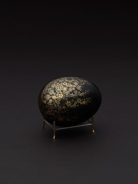 Kutani Porcelain, Japanese Lacquerware, Art Promotion, Porcelain Eggs, Porcelain China, Japanese Crafts, Museum Of Contemporary Art, Japanese Antiques, Antique Porcelain