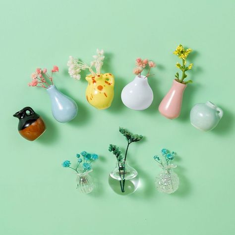 How to Make Adorable Clay Fridge Magnets at Home Mini Ceramics, Ceramics Vase, Mini Vases, Paper Flower Art, Clay Magnets, Mini Bonsai, Plant Cuttings, Mini Vase, Plant Pattern