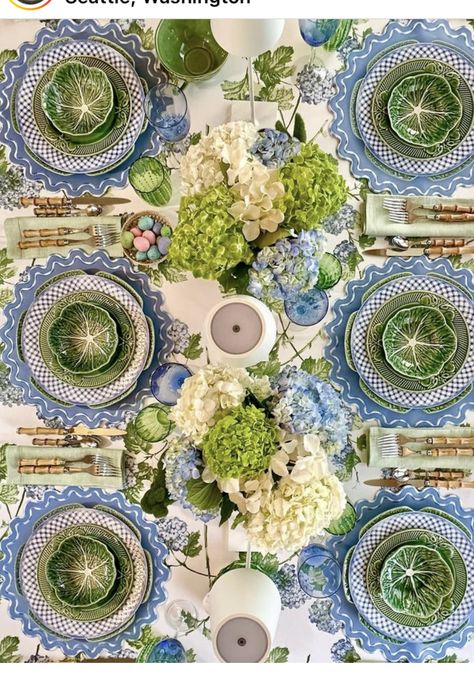 Blue Green Tablescape, Green Dinner Party, Buffet Dishes, Blue And White Tablescapes, Cabbage Ware, Bbq Decorations, Green Tablescape, Blue Table Settings, Fancy Table