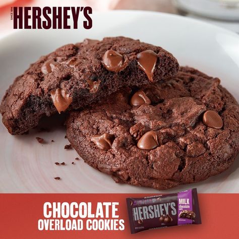 Searching for a crowd-pleasing party treat? Try these gooey triple chocolate, Chocolate Overload Cookies. Made with delicious HERSHEY’S Milk Chocolate Chips, these quick and simple chocolate chip cookies are easy to whip up and sure to ’wow’ your loved ones at dessert time. Chocolate Overload Cookies, Hersheys Chocolate, Chocolate Cake Mix Cookies, Triple Chocolate Cookies, Hershey's Chocolate, Easy Chocolate Chip Cookies, Favorite Cookie Recipe, Chocolate Recipe, Bakery Desserts