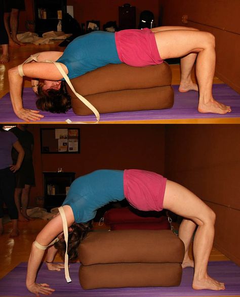 Iyengar Yoga – use of strap and bolsters to help lift up into Urdhva Dhanurasana at a Texas Workshop Bks Iyengar Yoga, Urdhva Dhanurasana, Wheel Pose Yoga, Yoga Rope, Yoga Thoughts, Yoga Backbend, Yoga Teacher Resources, Bks Iyengar, Restorative Yoga Poses