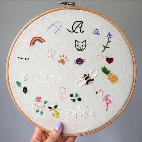 No hay descripción de la foto disponible. Cute Embroidery Patterns, Diy Embroidery Shirt, Simple Embroidery Designs, Pola Sulam, Learn Embroidery, Creative Embroidery, Cute Embroidery, Simple Embroidery, 자수 디자인