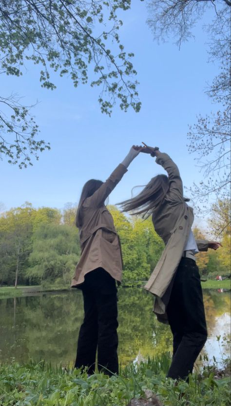 friendship best friend dance forest outifit idea inspo bestie’s trees aesthetic outfits summer spring insta vsco pretty inspo ideas flowers holidays outfit park lake holidays nature blond Dance Inspo Pics, Post Ideas With Friends, Poses For Park Photoshoot, Park Pics With Friends, Photo Poses In Park, Park Poses Picture Ideas, Park Aesthetic Pictures, Park Pictures Aesthetic, Aesthetic Friendship Photos