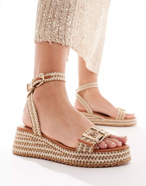 Close-up of woven platform sandals with a buckle and ankle strap, great for summer outfits. Nike Air Max Jordan, Winter Party Dress, Brunch Outfit, Long Sleeve Floral Dress, White Trainers, Satin Slip Dress, Maxi Dress Trend, Active Wear Leggings, Skorts