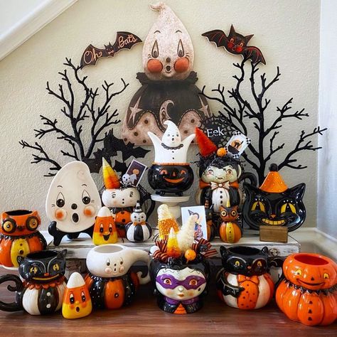 Johanna Parker Design on Instagram: “What a FUN Halloween scene from @casadegomez4 🖤🎃🖤 Check out Giselle's spooky vignette, bursting with JPD! We LOVE it, and thank you for…” Spooky Tablescape, Joanna Parker, Johanna Parker Halloween, Tis Autumn, Thrift Ideas, Disney Halloween Decorations, Christmas Hand Painted, Halloween Folk Art, Halloween Facts