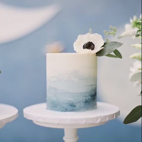 Icing Wedding Cake, Cake Greenery, Boy Communion Cake, Watercolor Wedding Cake, Blue Wedding Cake, Cakes To Make, Wedding Cake Ombre, Blue Icing, Diy Wedding Cake