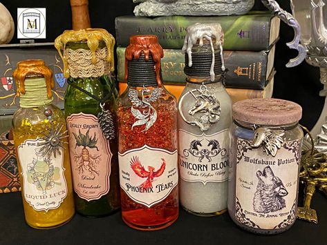 How To Make Potions, Hogwarts Party, Haunted Mansion Halloween, Halloween Potion Bottles, Harry Potter Potions, Potion Labels, Witch Bottles, Fantasy Witch, Magic Crafts