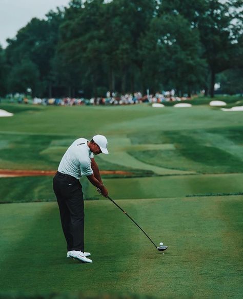 Iconic Golf Photos, 90s Golf Aesthetic, Tiger Woods Aesthetic, Golf Photoshoot, Golf Aesthetic, Golf Images, Famous Golf Courses, Golf Pictures, Golf Techniques