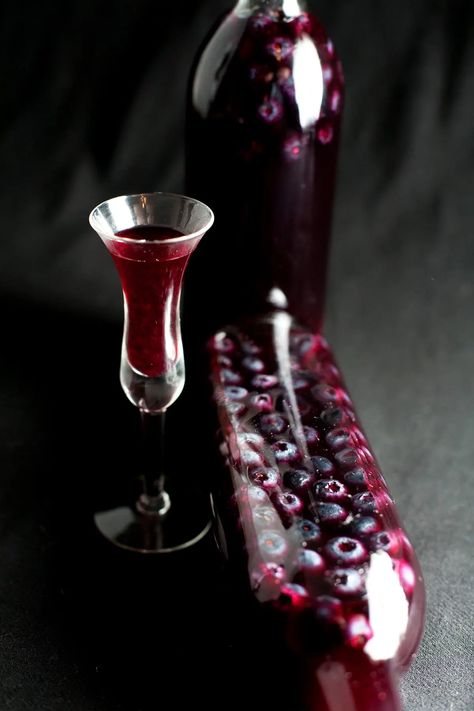 Blueberry Liquor, Homemade Liqueur Recipes, Strawberry Liqueur, Homemade Alcohol, Homemade Liquor, Liquor Recipes, Liqueurs Recipes, Homemade Wine, Infused Vodka