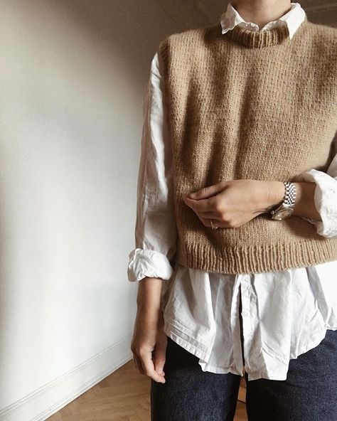 0731460a8a5ce1626210cbf4385ae0efdesc49835150ri Vest Outfits, Mode Inspo, 가을 패션, Knit Fashion, Looks Style, Mode Inspiration, Looks Vintage, Outfits Casuales, Sweater Vest