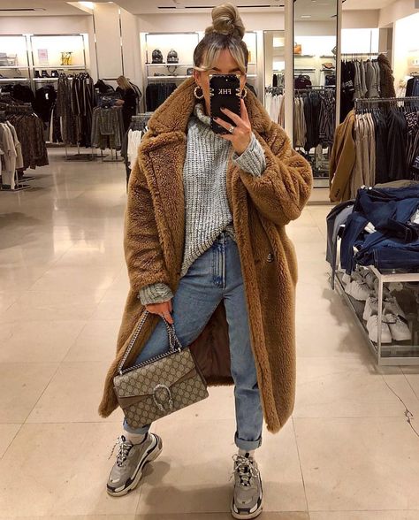 Teddy Coat Outfit, Post Insta, Fashion Vibes, Winter Outfits Cold, Paris Mode, Coat Outfit, Kardashian Style, Teddy Coat, Coat Outfits