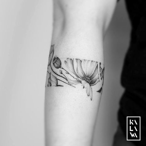 New #wristband #tattoo with #poppyflower ! ⠀⠀ Done at @karobone.tattoo⠀ D-13 before opening of my calendar. ⠀ Guest session booking now… Wristband Tattoo, Natur Tattoo Arm, Botanisches Tattoo, Wrist Band Tattoo, Tattoo Band, Nature Tattoo Sleeve, Poppies Tattoo, Cat Tattoos, Tattoos Geometric