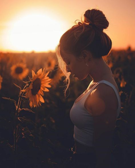 Sunflowers | mharessa Sunflower Field Photography, Sunflower Field Pictures, Ignoring Someone, Outdoor Portrait Photography, Sunflower Photography, Senior Photography Poses, Sunflower Photo, Senior Photo Poses, Sunflower Pictures