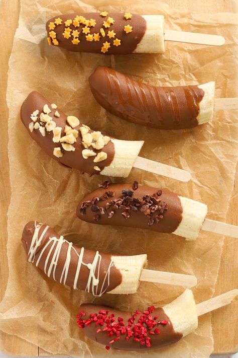 HOW TO MAKE THE BEST FROZEN BANANAS! - These Frozen Bananas make the perfect easy (and healthy) homemade lollies. So fun to make, dipped in chocolate and sprinkled with treats. Say hello to your go to summer popsicle! Top tips and advice on the post of how to make these treats perfect! Easy to make as BITES too! #tamingtwins #frozenbanana #bananarecipes #summerecipes #popsiclerecipes #bananas #easyrecipes #cookingwithkids Homemade Lollies, Ayam Teriyaki, Banana Breakfast Cookie, Banana Treats, Banana Pops, Coconut Peanut Butter, Dipped In Chocolate, Freeze Dried Raspberries, Frozen Bananas