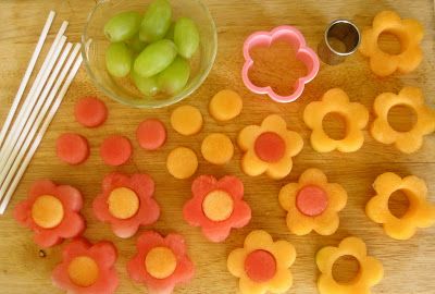 Eat More Fruit, Edible Fruit Arrangements, Spring Appetizers, Fruits Decoration, Diy Edible, Fruit Pops, Fruit Skewers, Decorações Com Comidas, Fruit Arrangements