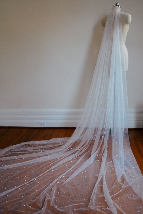 Scattered Pearl Veil Pearl Wedding Veil PARADIS - Etsy Canada Pearl Wedding Veil, Veil With Pearls, Dramatic Veil, Veil Pearl, Ivory Bridal Veil, Long Veil Wedding, Cathedral Bridal Veils, Drop Veil, Veil Length