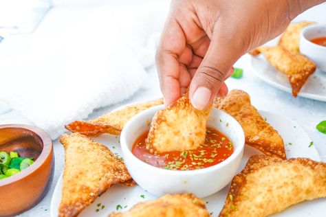 Crab Rangoon with sweet and sour sauce Crab Wontons, Easy Delicious Appetizers, Rangoon Recipe, Cheese Wontons, Cream Cheese Wontons, Air Fryer Ideas, Crab Rangoon, Sweet And Sour Sauce, 12 Tomatoes