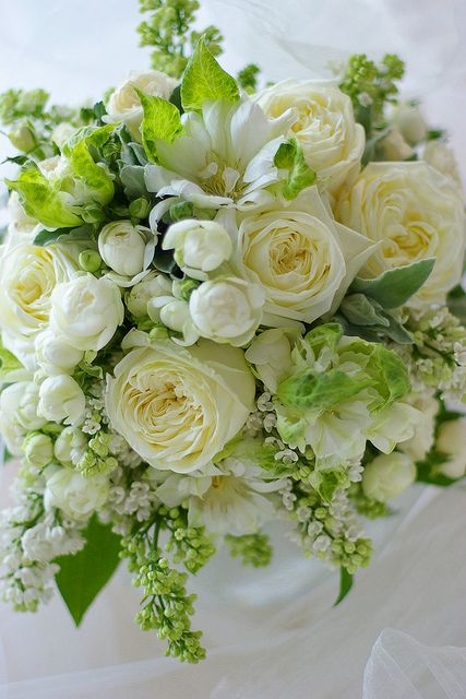 BLANC ET NOIR Floral Deco Pale Flowers, Hydrangea Arrangement, White Flower Arrangements, Trendy Flowers, Beautiful Flower Arrangements, Flowers Arrangements, Flowers White, Deco Floral, White Bouquet