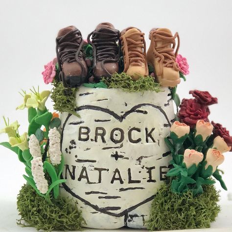 Geometric Wedding Decor, Hiking Wedding, Cowgirl Boots Wedding, Boots Wedding, Wedding Cake Toppers Unique, Country Wedding Cakes, Wedding Name Cards, Themed Wedding Cakes, Wedding Card Holder