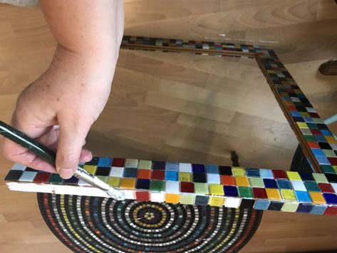 How To Decorate An Amazing Mirror - Transformed With Colorful Mosaic! Mirror Makeover Diy, Thrift Store Crafts Upcycling, Thrift Store Diy Projects, Diy Thrift Store Crafts, Mosaic Furniture, Thrift Store Diy, Mirror Makeover, Colorful Mosaic, Thrift Store Crafts