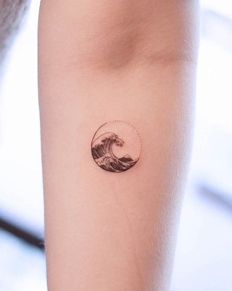 Sunrise Tattoo With Words, Hawaiian Wave Tattoo, Japanese Great Wave Tattoo, Wave Small Tattoo, Waves Tattoo Design Minimalist, Water Tattoo Simple, Hokusai Wave Tattoo Minimal, Wave Shoulder Tattoo, Wave Circle Tattoo