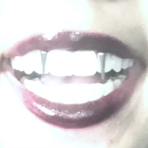 Smiley Piercing Vampire Teeth, Fang Piercing Smiley, Fang Percing, Vampire Smiley Piercing, Vampire Teeth Piercing, Smiley Fangs Piercing, Angel Bites Piercing Fangs, Smiley Piercing Fangs, Fang Piercing