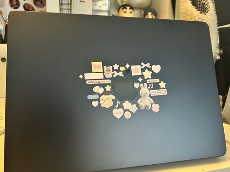 Computer Decoration Ideas Stickers, Computer Decoration Ideas, Computer Layout, Macbook Ideas, Cute Organization, Computer Decoration, Aesthetic Technology, Apple Ecosystem, Sticker Deco