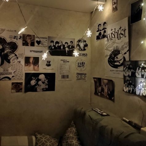 tubatu, txt, tomorrow x together room, txt posters, kpop interior Dark Kpop Room Aesthetic, Txt Room Decor Aesthetic, Txt Poster Room Decor, Small Kpop Room Ideas, Txt Room Decor, Txt Room, Txt Poster, Cuartos Aesthetic, Grunge Room Ideas