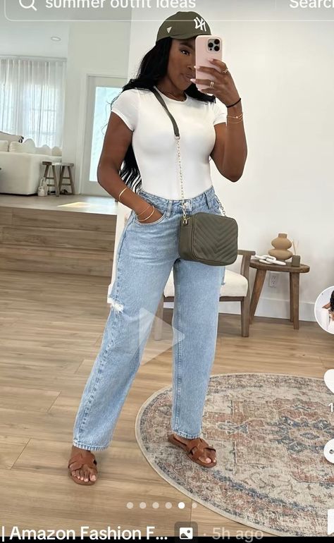 Daily Chic Outfits, Casual Errands Outfit Summer, Jeans Outfit Black Women, Boyfriend Jeans Outfit Summer, Errands Outfit Summer, Minimalist Girl, Jean Collection, Jeans And T Shirt Outfit, Capsule Wardrobe Women