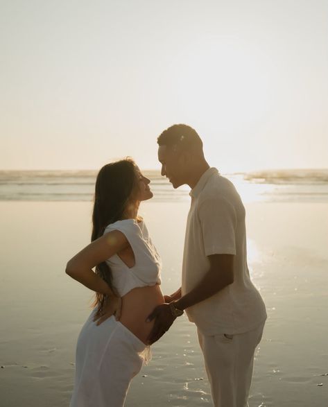 Pregnant Couple Photoshoot Outdoor, Sunset Cliffs Maternity Photos, Coast Maternity Photos, Beach Maternity Announcement, Maternity Photoshoot Beach Ideas, Maternity Water Photoshoot, Maternity Pictures At Beach, Pregnant Couple Photos, Maternity Photography At Beach