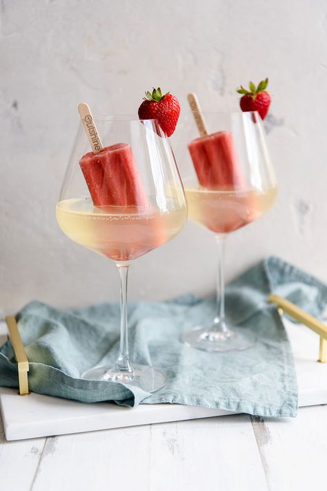 Champagne Popsicles, Popsicle Cocktail, Champagne Drinks, Recipe Strawberry, Drink Alcohol, Recipes Summer, Cocktail Garnish, Festive Cocktails, Alcoholic Drink