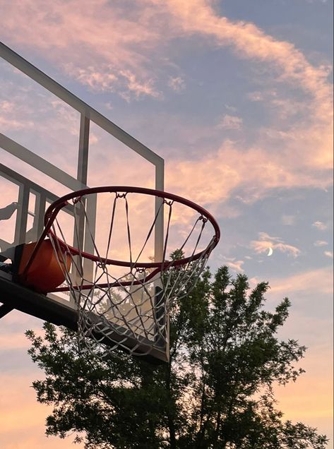 Aesthetic Cute Girly Basketball Wallpapers: Playful and Stylish Visuals! Net Ball Aesthetic, Aesthetic Basketball Pics, Basketball Vision Board Ideas, Girly Basketball Aesthetic, Basket Girl Aesthetic, Basketball Ball Aesthetic, Female Basketball Aesthetic, Basketball Girls Aesthetic, College Basketball Aesthetic